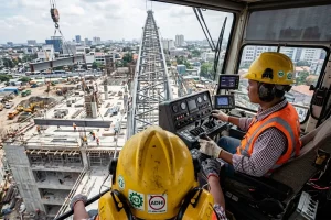 Operator Crane yang sedang Bekerja